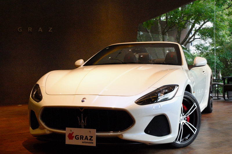 マセラティ グランカブリオ MC　SPカラー「ビアンコ・バードゲージ」　ネイビー幌　カーボンインテリア