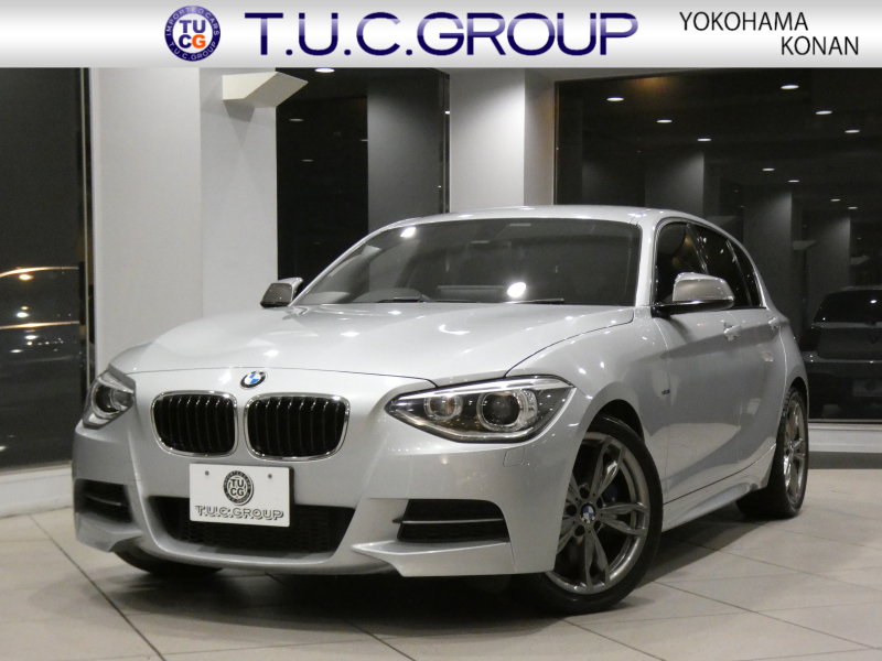 BMW 1シリーズ M135i ﾊﾟｰｷﾝｸﾞｻﾎﾟｰﾄPKG　ｺﾝﾌｫA ﾍｷｻｺﾞﾝｸﾛｽｼｰﾄ ｱﾝﾄﾞﾛｲﾄﾞﾓﾆﾀｰ(純正ﾅﾋﾞ表示可) BTｵｰﾃﾞｨｵ Bｶﾒﾗ Rｾﾝｻｰ ｷｾﾉﾝ 専用ｴｸｽﾃﾘｱ&18AW 320ps　2年保証