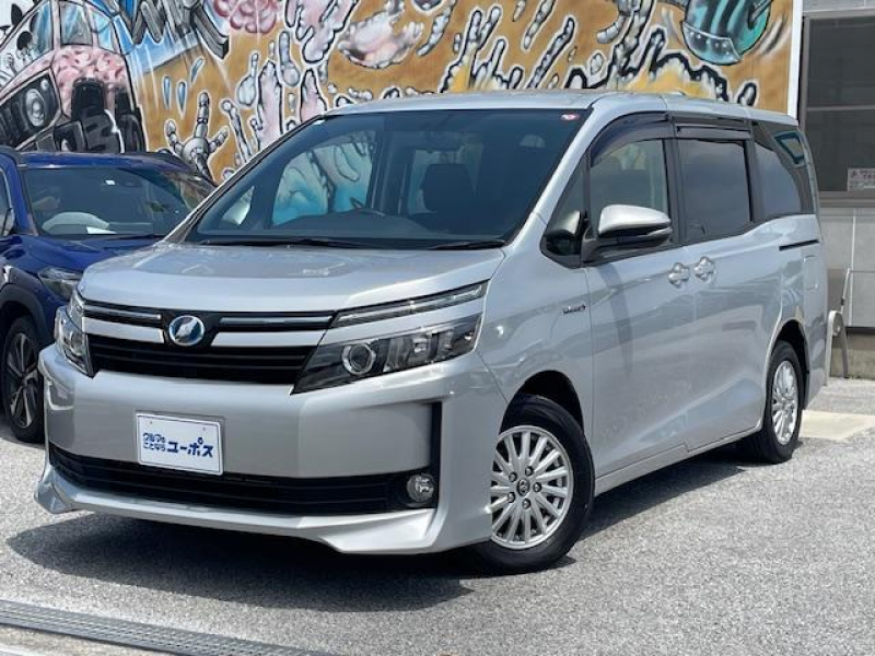 トヨタ ヴォクシー ハイブリッドV　純正SDナビ（CD／DVD／Bluetooth／フルセグ）バックモニター　クルーズコントロール　シートヒーター　置くだけ充電　ステアリングスイッチ　革巻きステアリング　TRC　ETC
