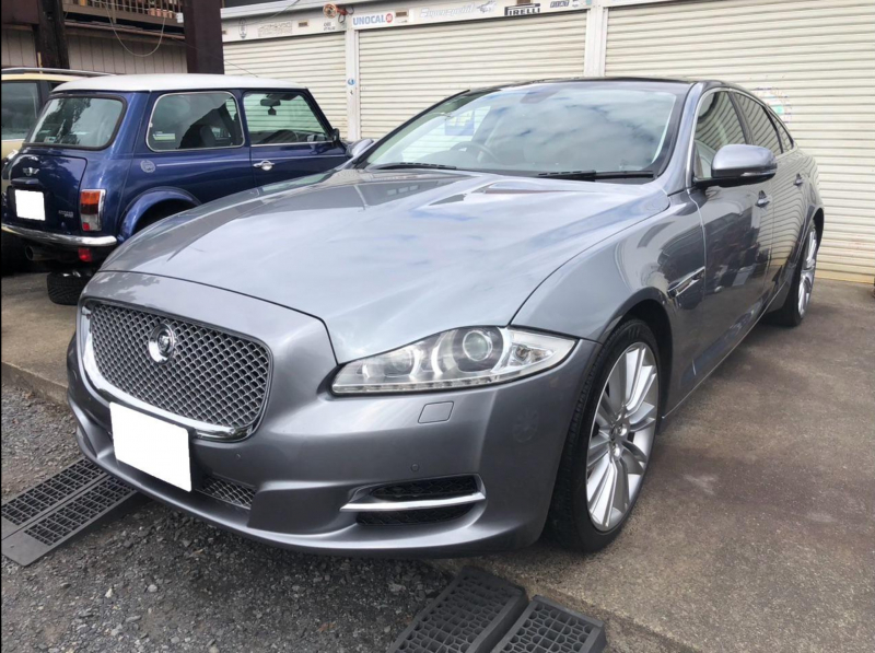 ジャガー XJ プレミアムラグジュアリー　スマートキー　20インチアルミホイール　レザーシート　クルーズコントロール　パワーシート　サンルーフ　電動リアゲート　オートマ　正規輸入車　右ハンドル　ナビ　バックカメラ　ETC