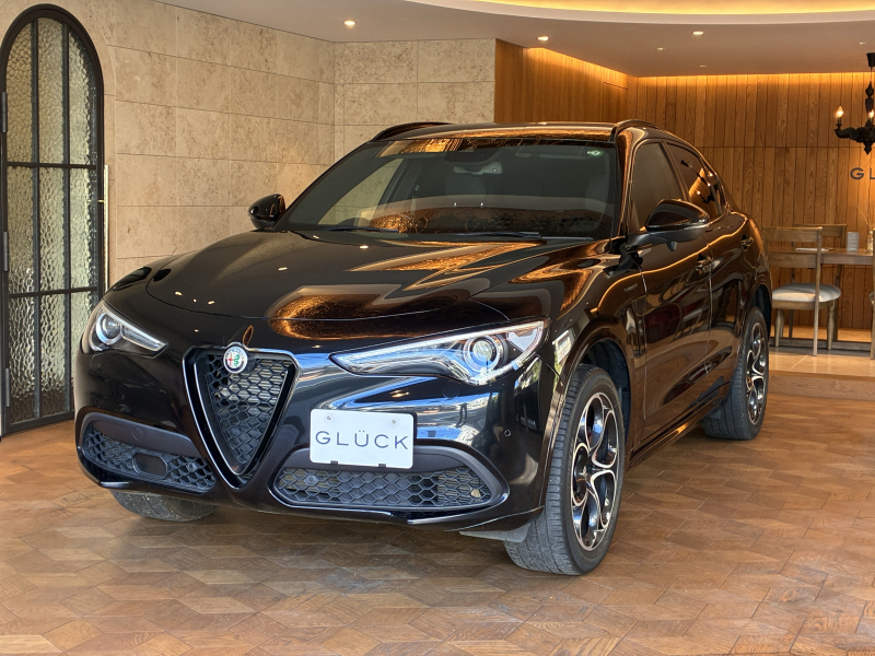 アルファロメオ ステルヴィオ 2．0ターボQ4ヴェローチェ　ガソリン　280Ps　アルファD/N/Aモード　ジョルジオプラットフォーム　独立懸架式スポーツサスペンション 20インチアルミホイール バイキセノンヘッドライト（LEDデイタイムランニングライト付）  ステアリングヒーター付スポーツステアリングホイール アルミニウムインテリアパネル