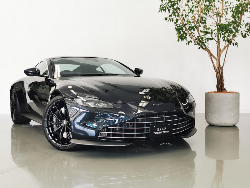 アストンマーティン ヴァンテージ 4.0L V8 RHD  登録済未使用車　21inchサテンブラックホイール　シートベンチレーション　スポーツプラスシート　カーボンギアパドル　ヘッドライニングアルカンターラ　グロスブラックルーフ　フロントヴェインドグリル　スモークテールライト