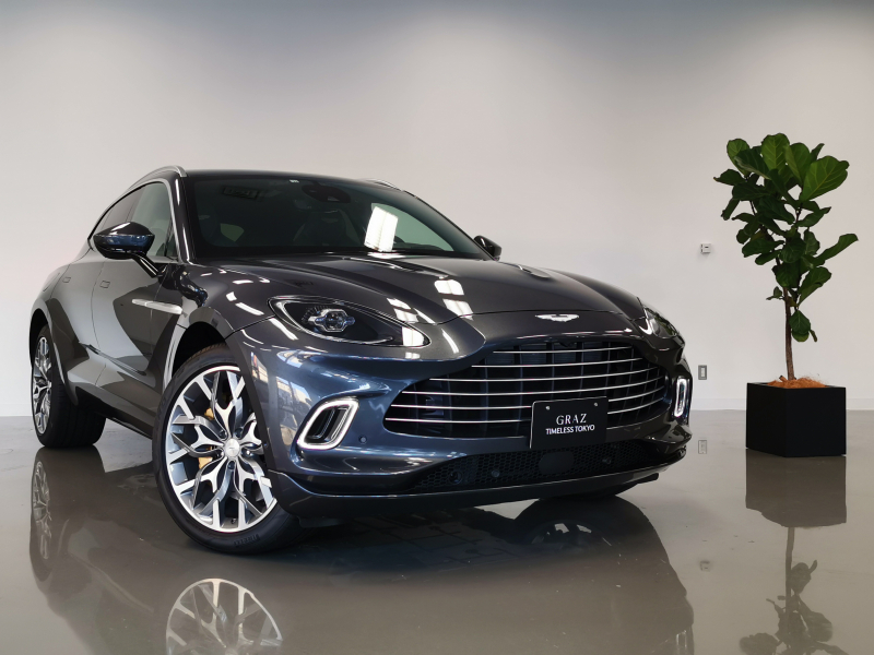 アストンマーティン DBX 4.0L V8 LHD 2023MY 1オーナー　Qセミアニリンレザーパレット　Interior-Inspire Comfort-Duotone　22inchリボングロスグラファイトホイール　ブロンズキャリパー　グロスツイルカーボントリム　ジェスチャー付テールゲート　認定中古車保証