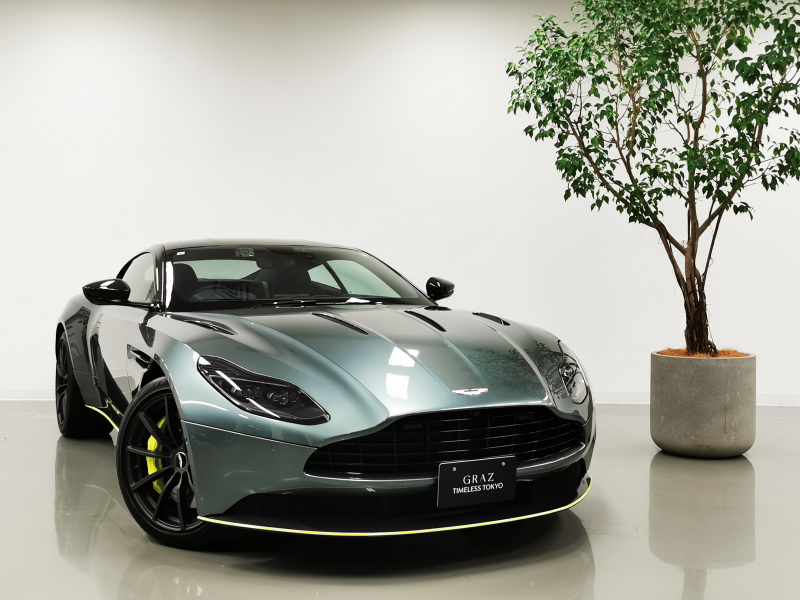 アストンマーティン DB11 AMR Signature Edition 5.2L V12 RHD 2019MY 世界100台限定 OP総額1000万超　ハローパック　カーボンボディパック　ルーフ / ミラーキャップ / シートバック-グロスカーボン　インテリアパック(テクノロジープラス)　ライムステッチ&シートセンターストラップ　認定中古車保証