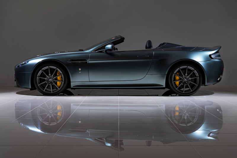 アストンマーティン V12 ヴァンテージ V12 Vantage S　Roadster　7-Speed Manual　Q by Aston Martin 特別オーダー車両　Sport-Plus Pack　最終モデル　2オーナー　走行 9,800km　完全ディーラー整備　コレクターズ・アイテム