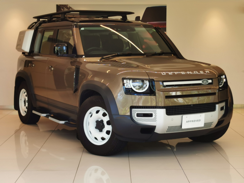 ランドローバー ディフェンダー 110 2.0L P300 AWD 1オーナー 黒シート フロントシートヒーター 電子制御エアサスペンション エクスプローラーパック レイズドエアインテーク 20インチアルミホイール フィックスドサイドステップ ブラックルーフラック スペアホイールカバー